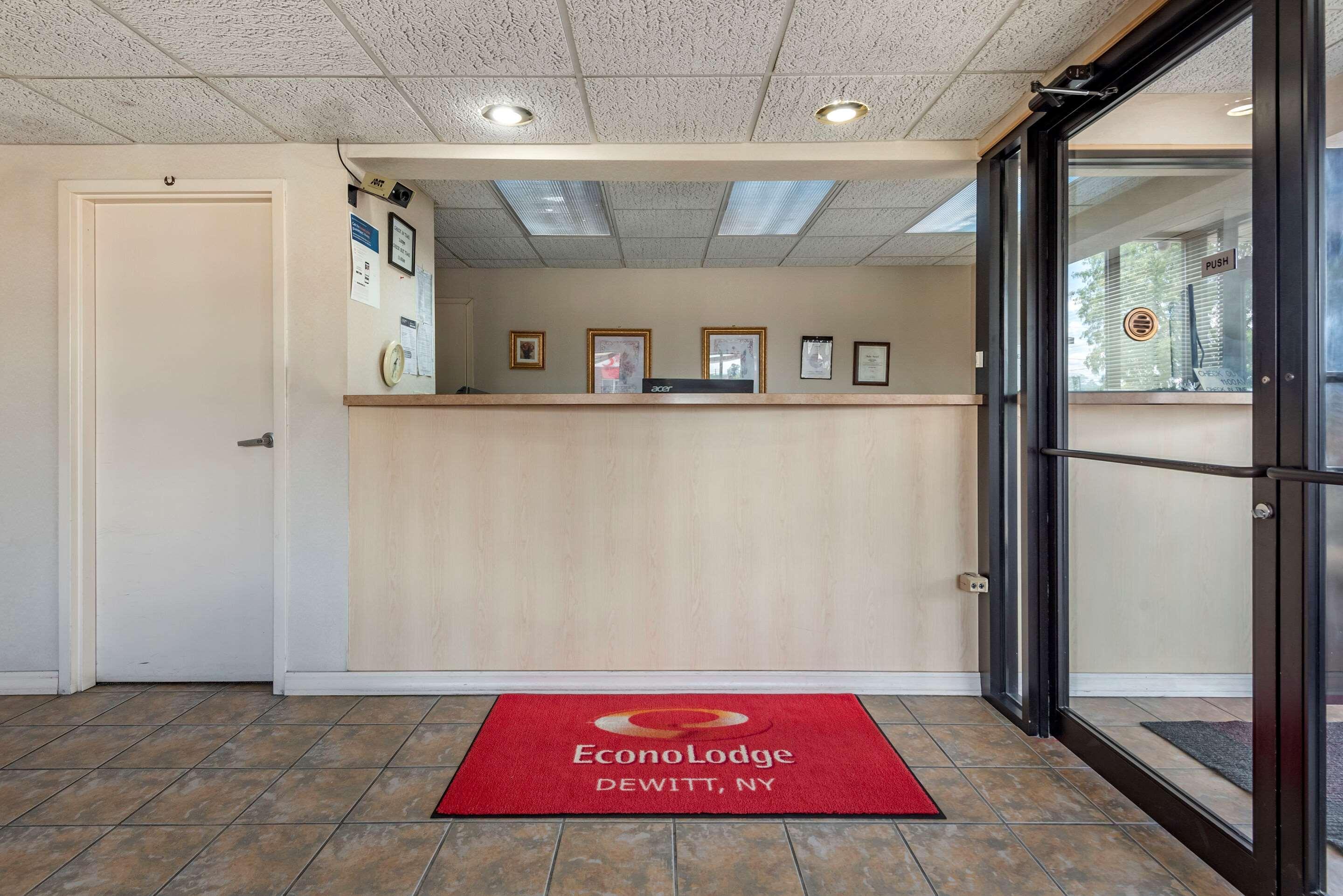 Econo Lodge Dewitt I-90 Exteriör bild
