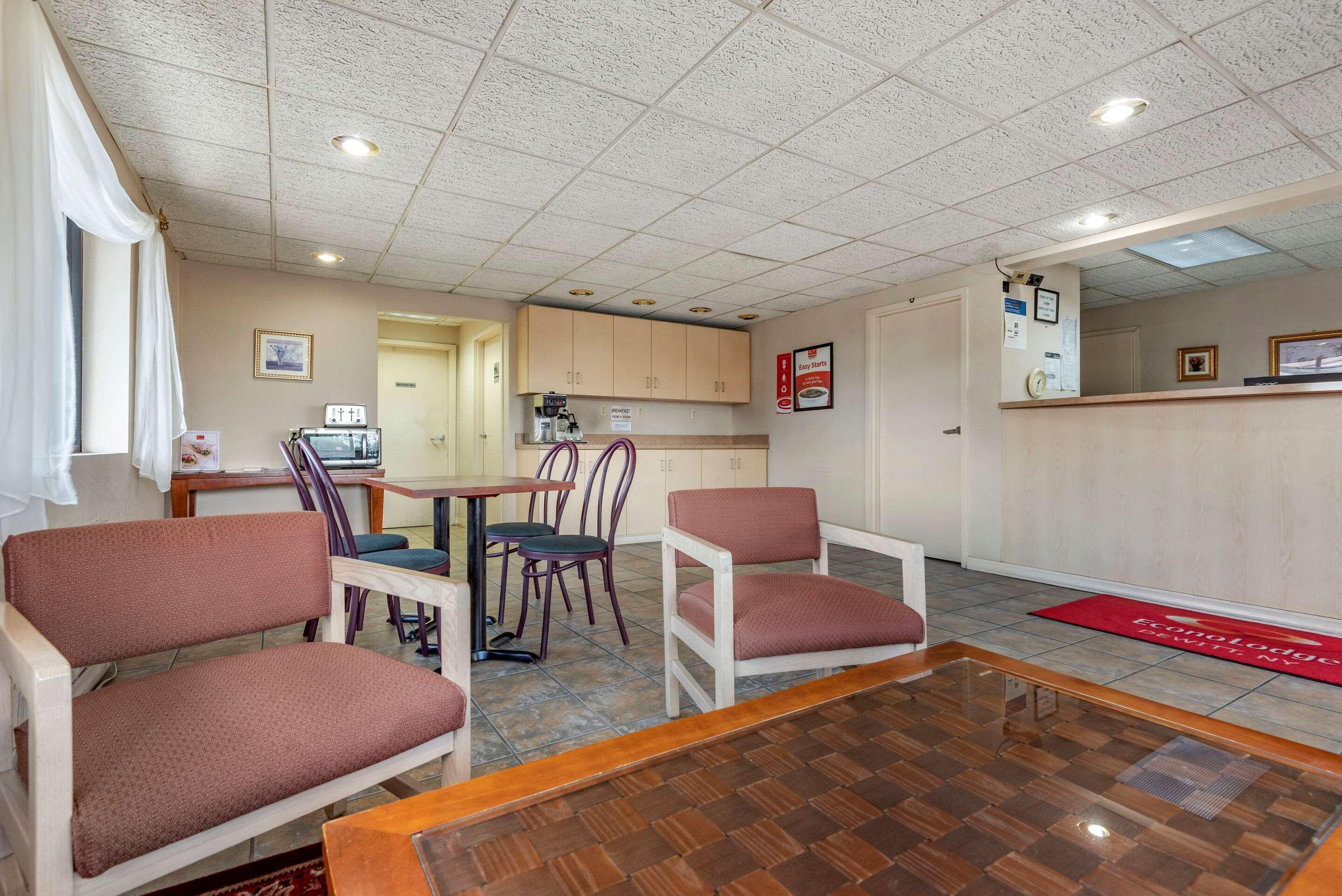 Econo Lodge Dewitt I-90 Exteriör bild